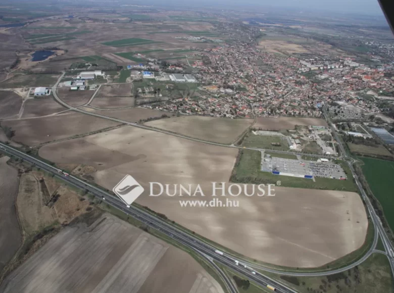 Parcelas 100 000 m² Tata, Hungría