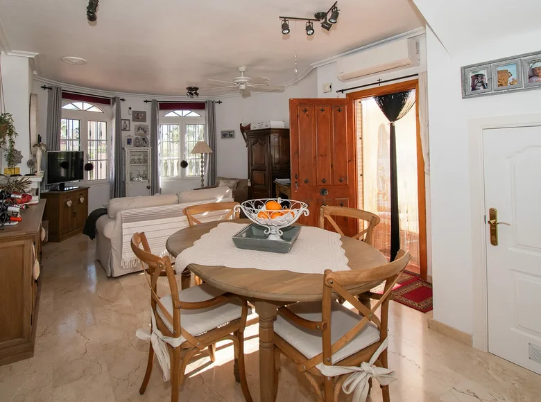 Villa de tres dormitorios 112 m² Orihuela, Španjolska