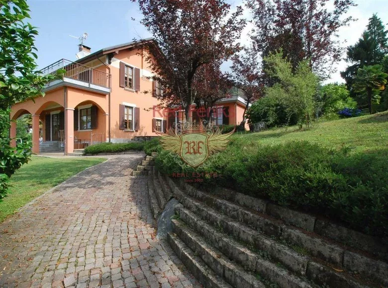 Villa de 3 habitaciones 300 m² Bee, Italia