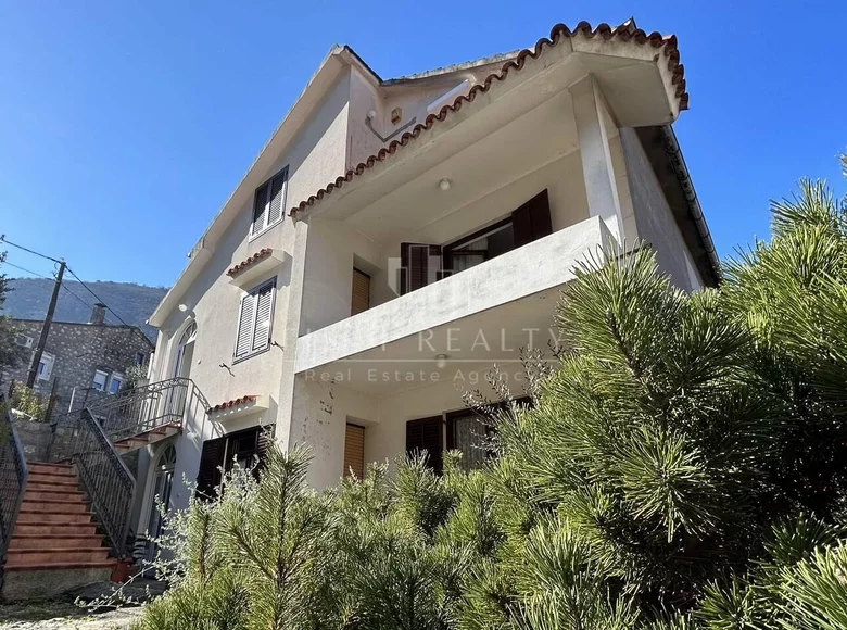 Casa 6 habitaciones 300 m² Skaljari, Montenegro