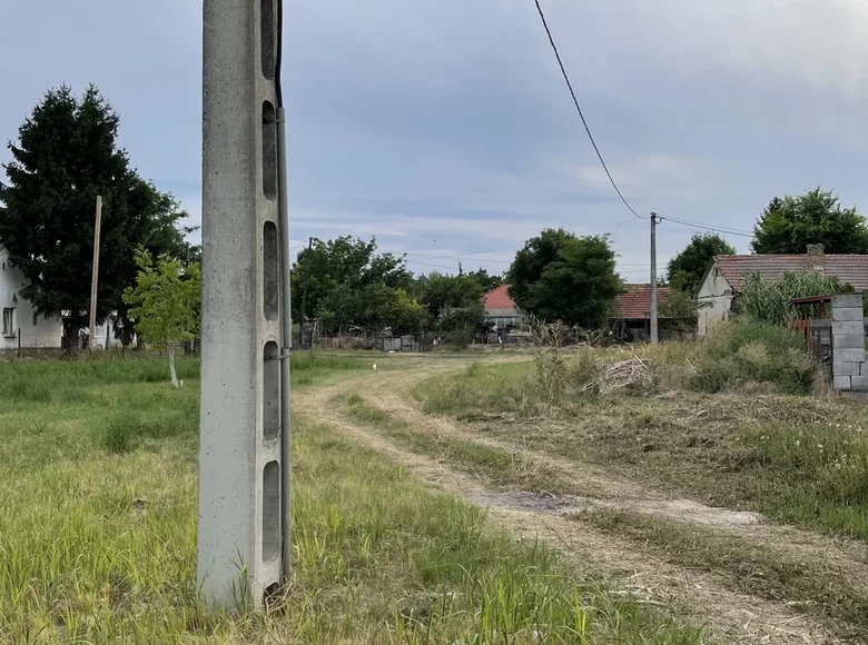 Land 676 m² Abony, Hungary