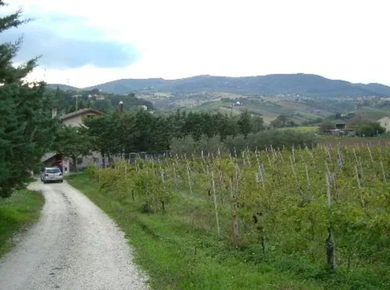 Grundstück 240 000 m² Terni, Italien