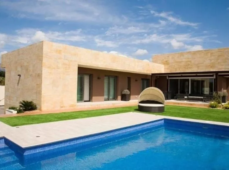 4 bedroom Villa 700 m² l Alfas del Pi, Spain