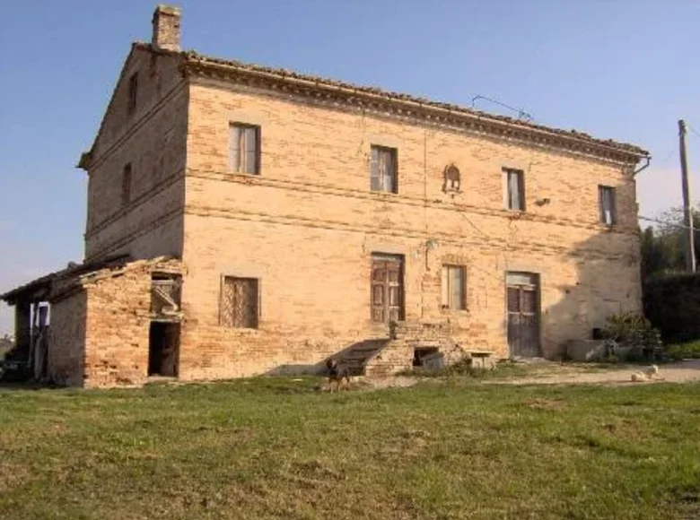 House 11 rooms 240 m² Montappone, Italy