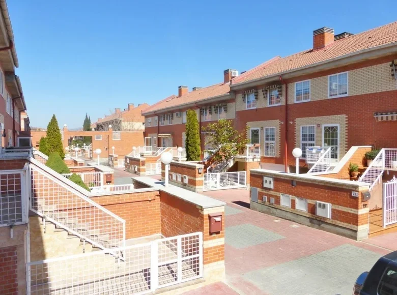 Szeregowiec 4 pokoi 216 m² Madryt, Hiszpania