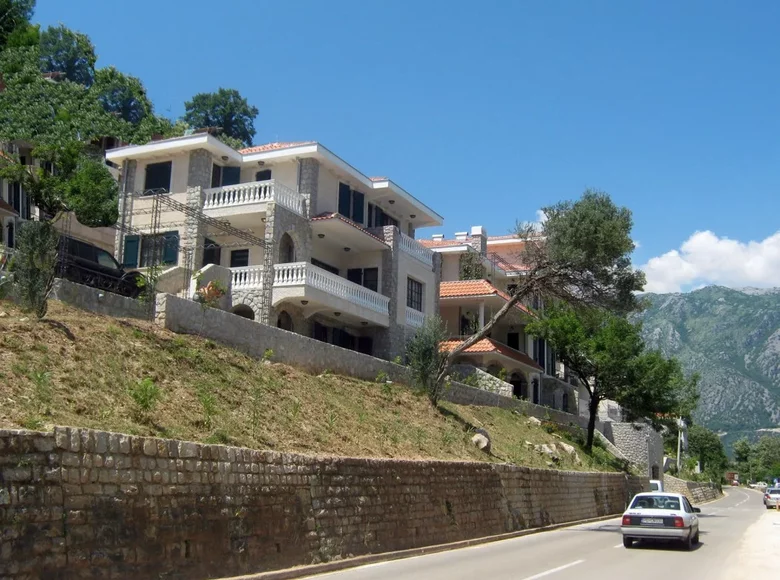 Villa de 4 dormitorios 235 m² Montenegro, Montenegro