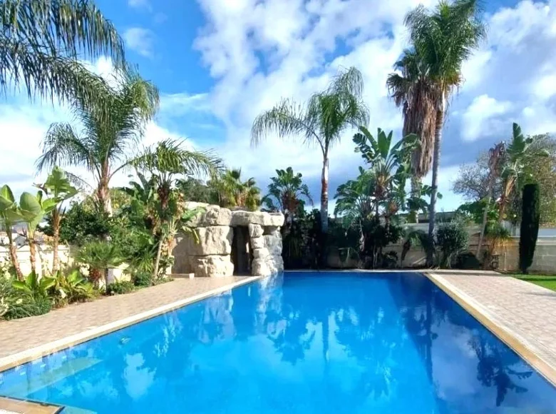 4 bedroom house 400 m² Parekklisia, Cyprus