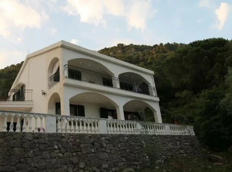 Villa de 4 habitaciones 180 m² Budva, Montenegro