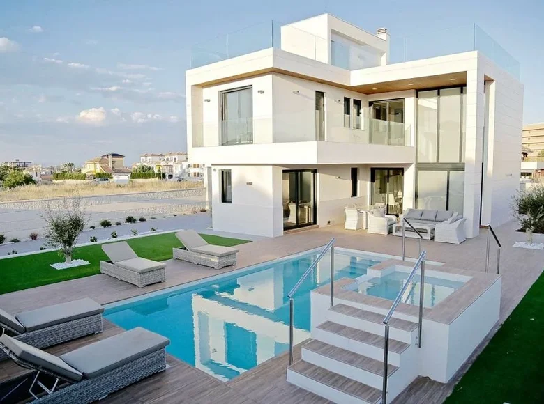 Villa de tres dormitorios 190 m² Orihuela, España