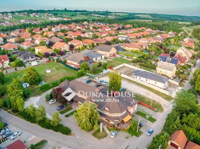 Propiedad comercial 950 m² en Pecel, Hungría