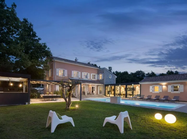 6 bedroom house 290 m² Opcina Svetvincenat, Croatia