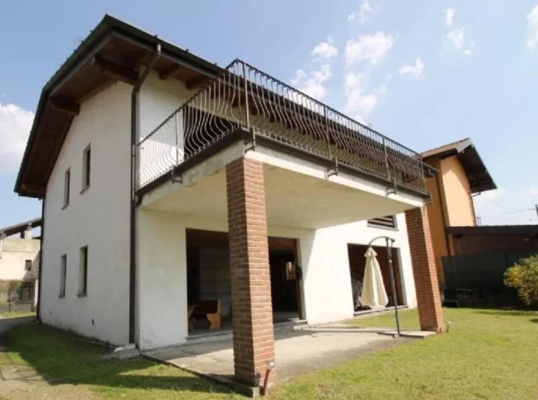 Villa de 5 habitaciones 490 m² Castelletto sopra Ticino, Italia