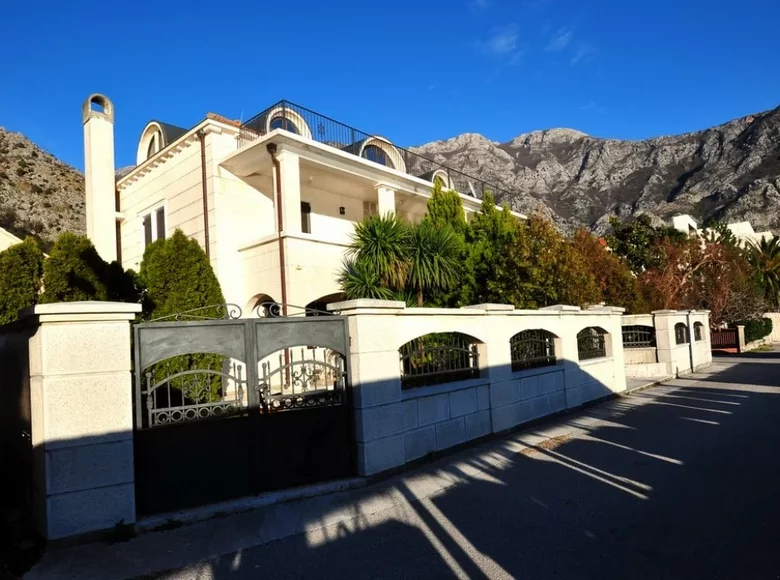 5 bedroom villa 270 m² Stoliv, Montenegro