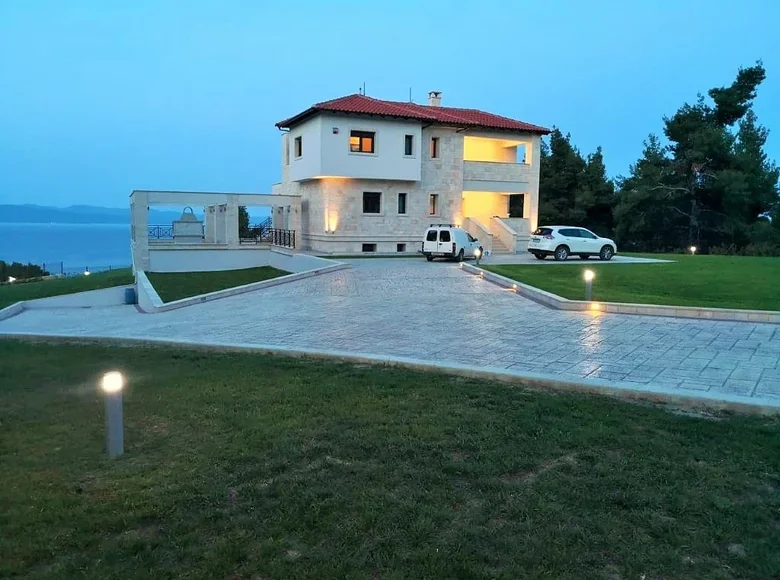 7 bedroom villa 600 m² Agia Paraskevi, Greece