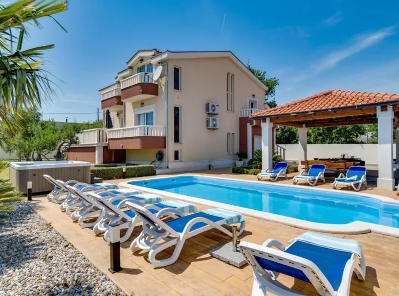 5 bedroom villa 333 m² Grad Kastela, Croatia