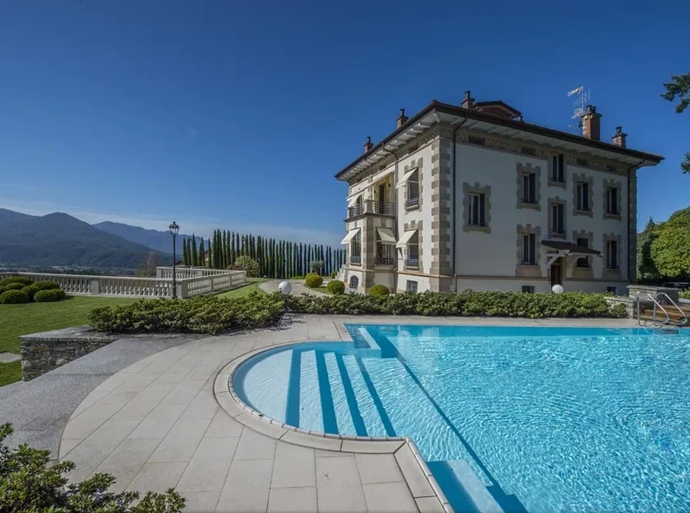 Villa 10 bedrooms 1 300 m² Luino, Italy