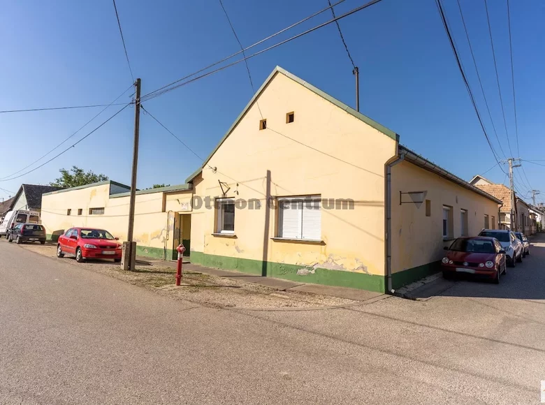 Commercial property 403 m² in Bataszek, Hungary