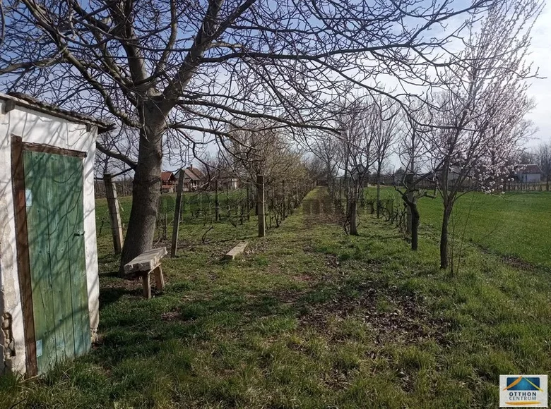 Land 1 747 m² Sarbogard, Hungary