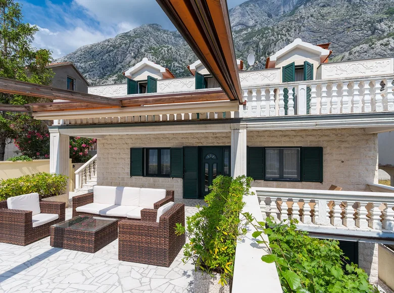 5 bedroom villa 365 m² Dobrota, Montenegro