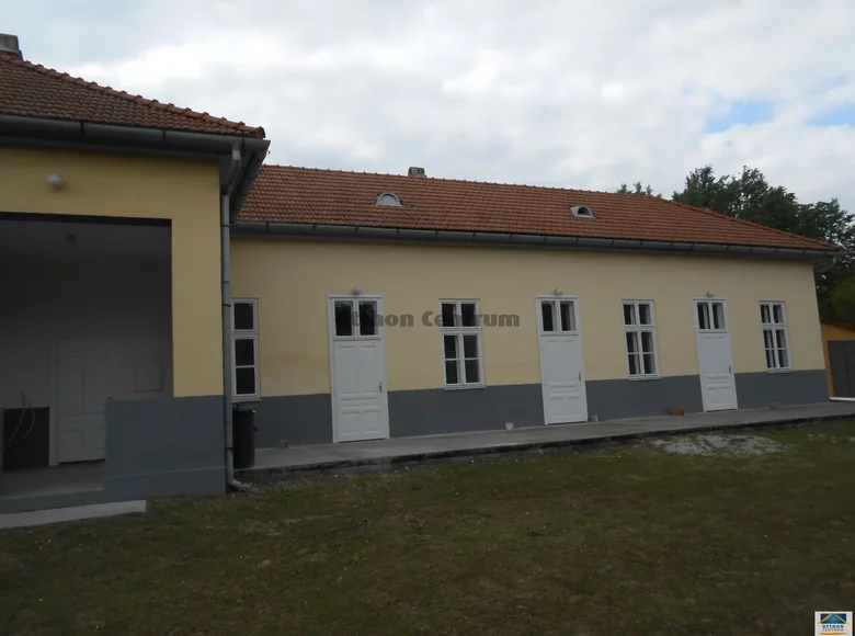 Commercial property 210 m² in Paks, Hungary