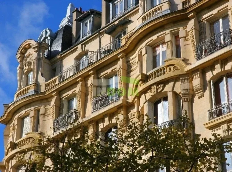 Revenue house 1 912 m² in Paris, France