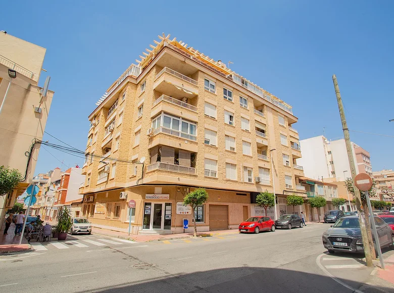 Mieszkanie 3 pokoi 105 m² Torrevieja, Hiszpania