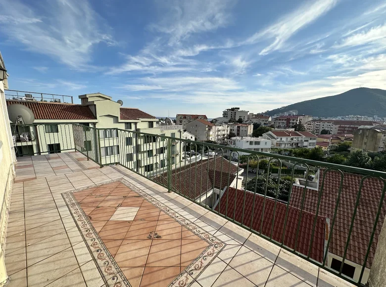 Wohnungen auf mehreren Ebenen 3 Zimmer 97 m² Budva, Montenegro