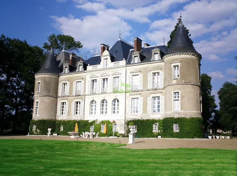 Castle 1 400 m² La Ville-aux-Dames, France