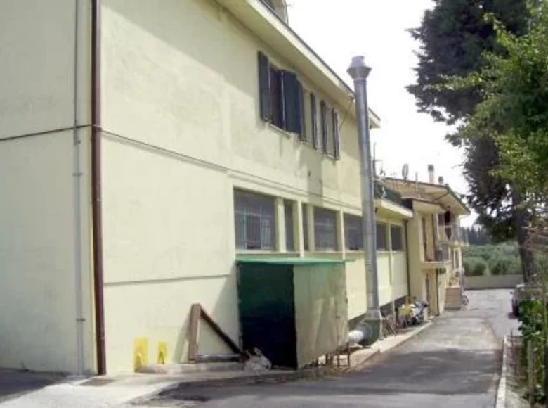 Nieruchomości komercyjne 700 m² Terni, Włochy