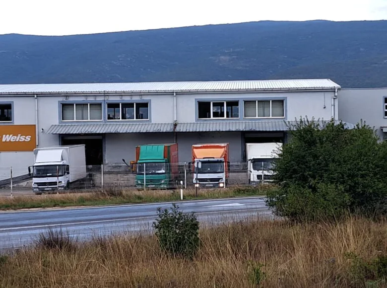 Commercial property 1 500 m² in Opcina Dicmo, Croatia