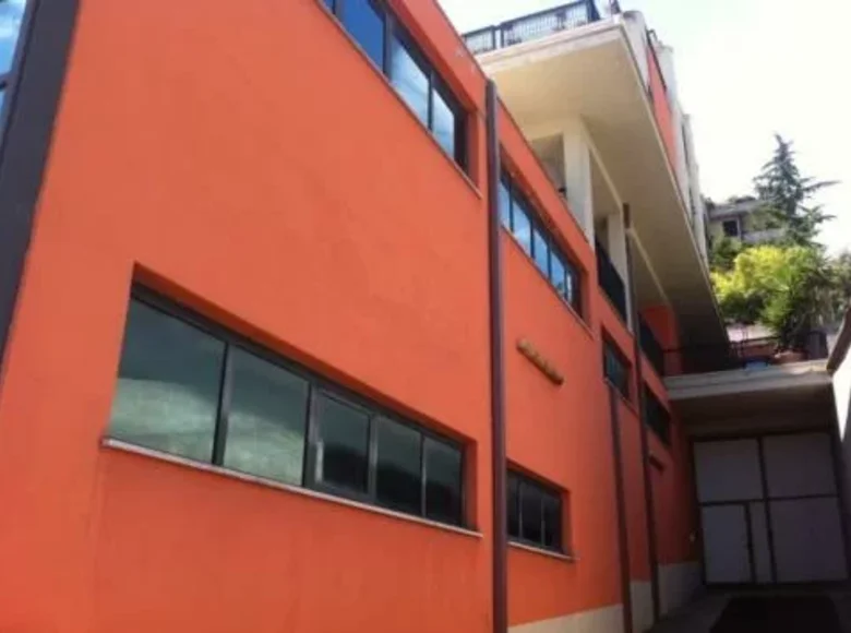 Commercial property 500 m² in Teramo, Italy