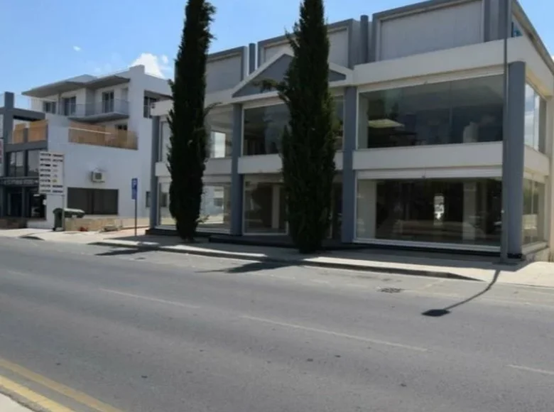 Shop 975 m² in Strovolos, Cyprus