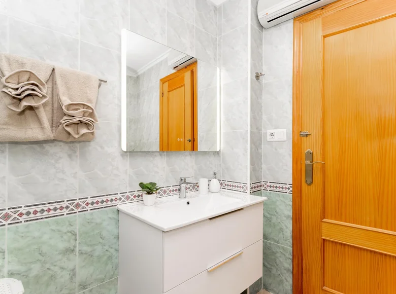Mieszkanie 3 pokoi 60 m² Torrevieja, Hiszpania