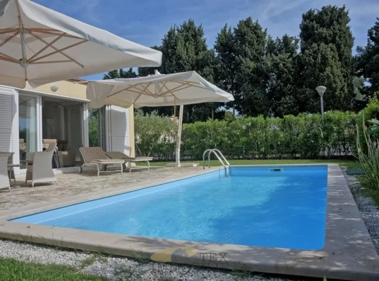 Villa de tres dormitorios 220 m² Basanija, Croacia