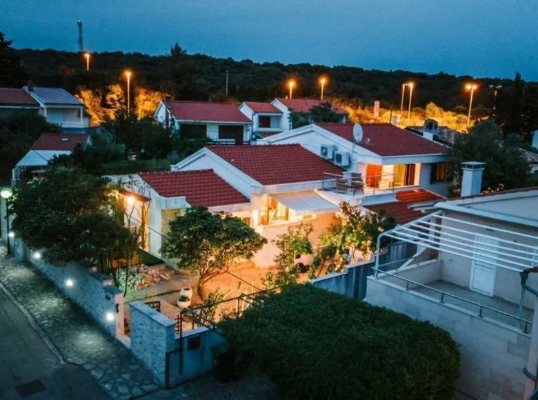 Hotel 196 m² in Petrcane, Croatia