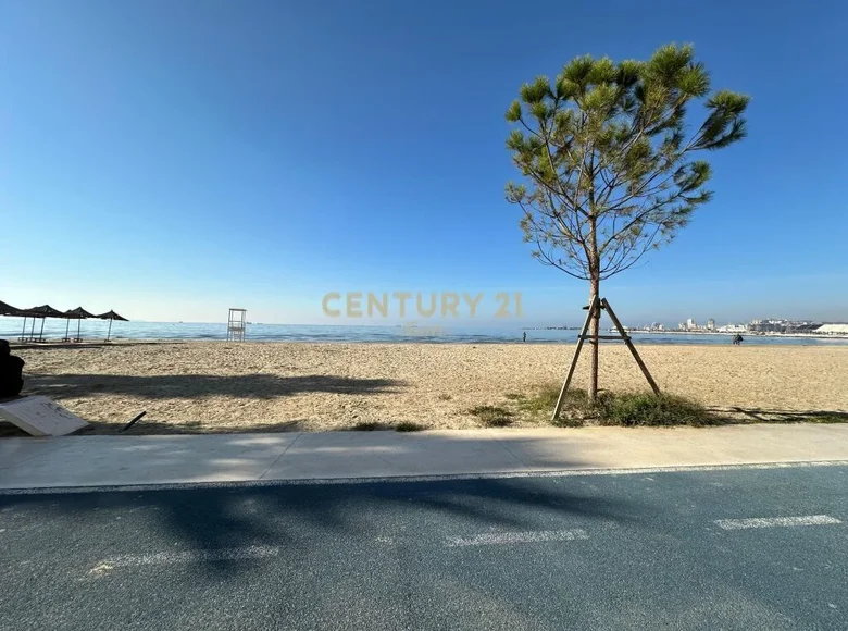 Espace commercial situé dans la zone de Plazh, en première ligne au bord de la mer