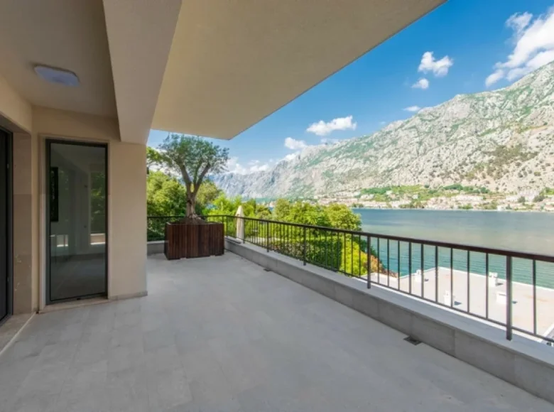 Villa de 7 dormitorios 510 m² Dobrota, Montenegro