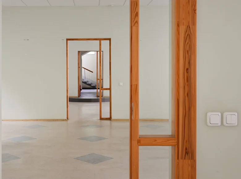 Bureau 690 m² à Riga, Lettonie