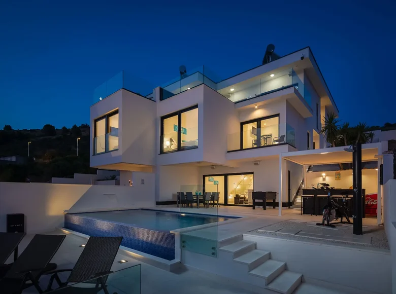4 bedroom Villa 220 m², All countries