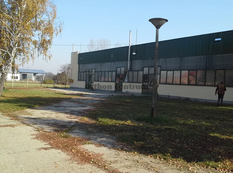 Propiedad comercial 3 000 m² en Bonyhad, Hungría