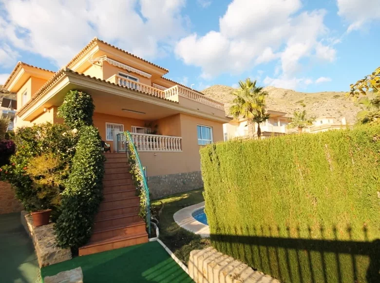 Villa de 4 dormitorios 300 m² Benidorm, España