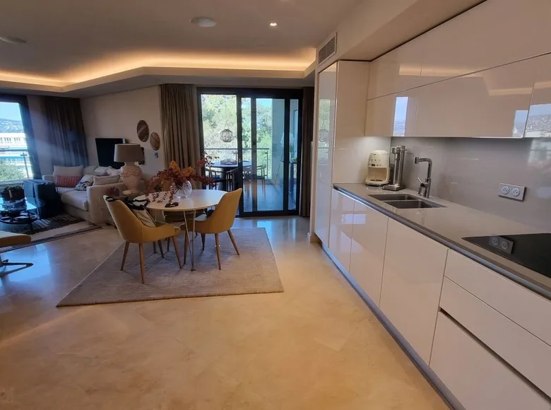 2 bedroom apartment 84 m², France