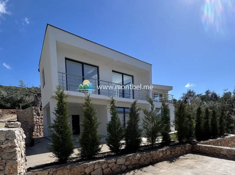 Villa de tres dormitorios 160 m² Burtaisi, Montenegro