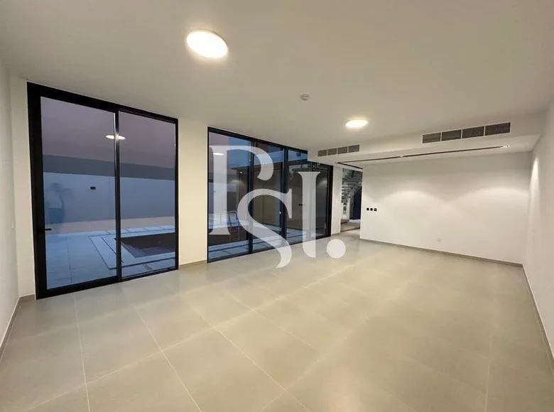 Villa de 4 dormitorios 493 m² Sharjah, Emiratos Árabes Unidos