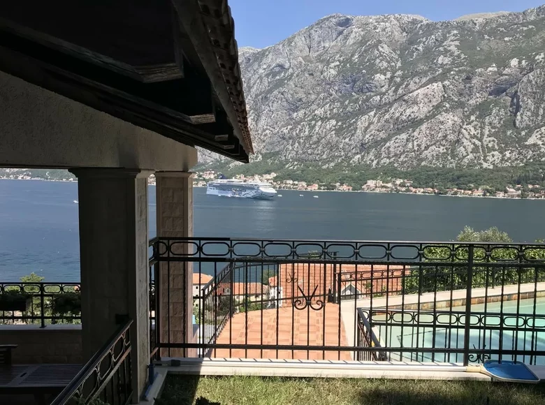House 180 bedrooms 200 m² Prcanj, Montenegro