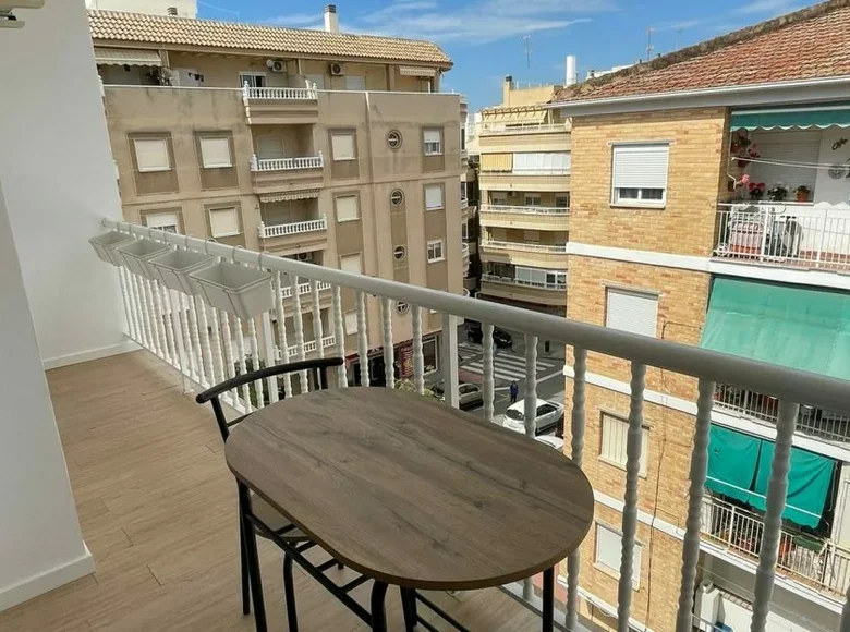 Mieszkanie 4 pokoi 80 m² Torrevieja, Hiszpania