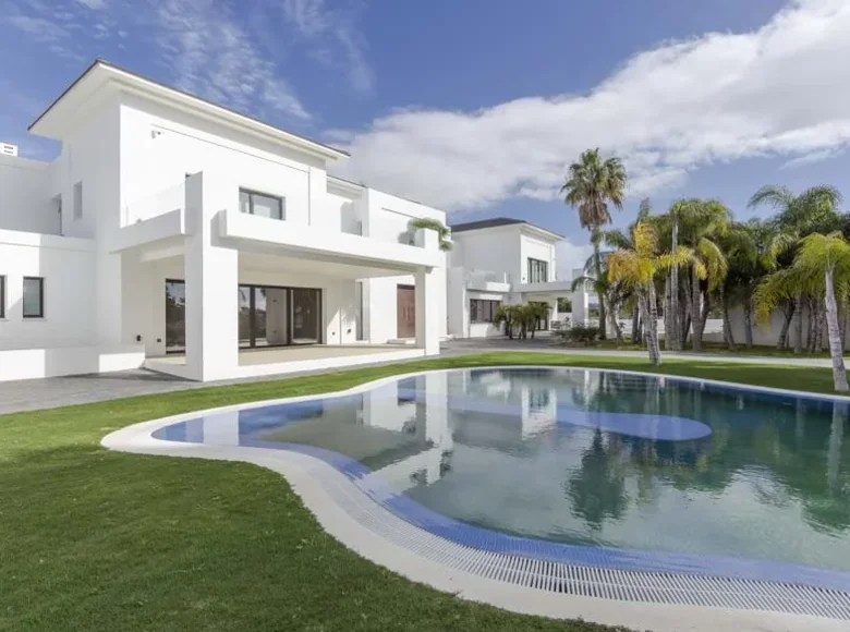 Villa 8 bedrooms  San Roque, Spain