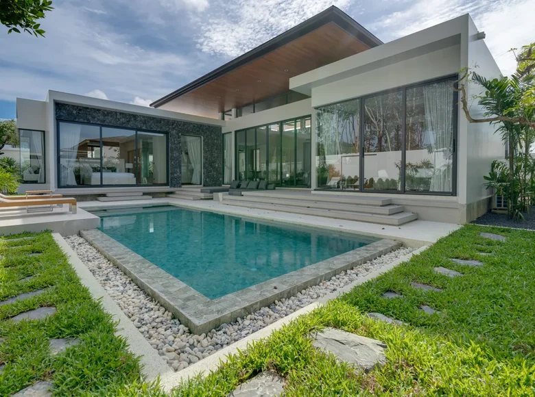 3 bedroom villa 330 m² Phuket, Thailand