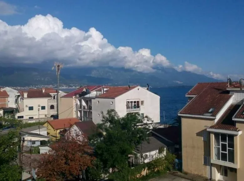 2 bedroom apartment 95 m² Baošići, Montenegro