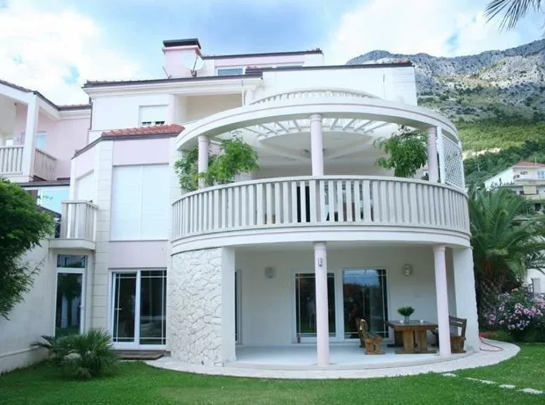 Villa 8 bedrooms 742 m² Omis, Croatia